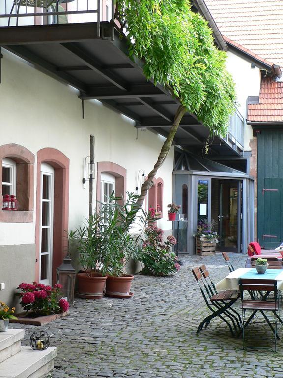 Alter Winzerhof Weisenheim Am Berg E.K. Hotel Bagian luar foto